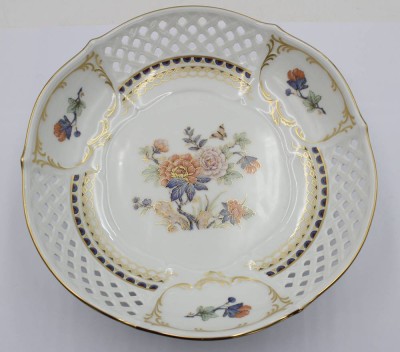 Auktion 369<br>Schale auf 3 Füssen, Kaiser, Nossek, H-7,5cm D-23cm [1]