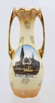 Auktion 369<br>Jugendstil-Andenkenvase, Rathaus Hamburg, ca. H-18cm [1]