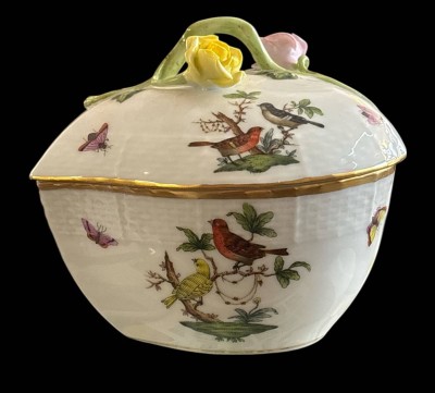 Auktion 369<br>grosse, herzförmige Dose 