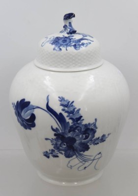 Auktion 369<br>hohe Deckelvase, Royal Copenhagen, Blaue Blume, ca. H-28,5cm [1]