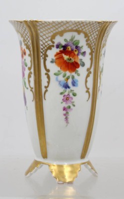 Auktion 369<br>hohe Vase, Volkstedt, Blumen und Goldbemalung, ca. H-16,3cm [1]