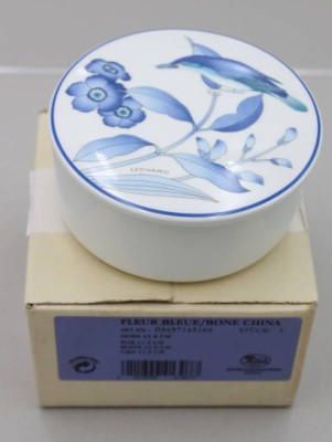 Auktion 369<br>Deckeldose, Fleur Bleu, Hutschenreuther für Leonard Paris, H-5,5cm D-11,5cm [1]