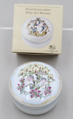 Auktion 369<br>Deckeldose, Hutschenreuther, Monat Dezember, Dompfaff, orig. Karton, ca. H-6cm D-10cm [1]