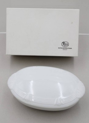 Auktion 369<br>ovale Deckeldose, Hutschenreuther,  Weißporzellan, orig. Karton, ca. H-6,5cm B-16,5cm [1]