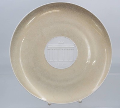 Auktion 369<br>Reliefteller, KPM Berlin, Brandenburger Tor, ca. D-27cm [1]