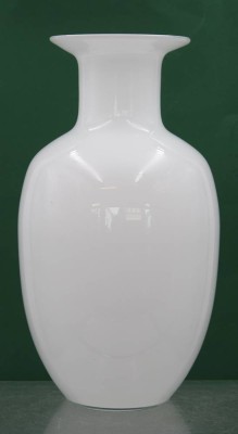 Auktion 369<br>hohe Kunstglasvase, weiß, ca. H-34cm [1]