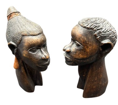 Auktion 369<br>afrikan. Paar, 2 massive Holz-Büsten, H-23 cm [1]