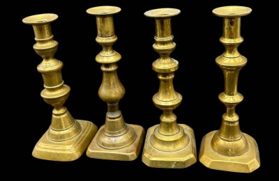 Auktion 369<br>4x div. alte Messing Kerzenhalter, H-ca. 22 cm [1]