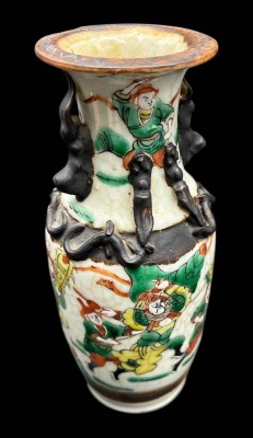 Auktion 369<br>alte  China-Vase, figürliches Dekor, oberer Rand mit Abplatzer, H-20 cm [1]