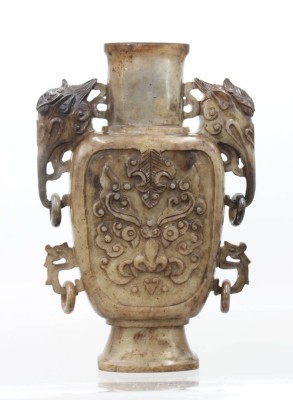 Auktion 369<br>Vase, China, Nephrit-Jade, ca. H-19,3cm, anbei Kasten dieser nicht original, Deckel fehlt ? [1]