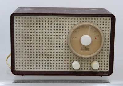 Auktion 369<br>Braun SK 1 Röhrenradio, Entw. Fritz Eichler und Artur Braun, um 1955, Gehäuse beschädigt, Stecker abgeschnitten, Funktion nicht geprüft, H-15,2cm B-23cm [1]