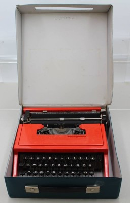 Auktion 369<br>Olivetti Dora Schreibmaschine, 60/70er Jahre [1]