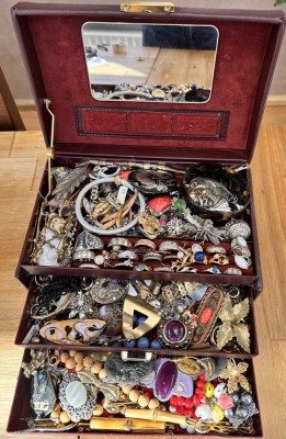 Auktion 369<br>Schmuckkoffer voller Modeschmuck, Schlüssel anbei, H-12 cm, ca. 24x15 cm [1]