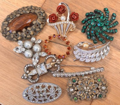 Auktion 369<br>10x Modeschmuck-Broschen bzw. Anhänger, hpts. Straß/Glassteine [1]
