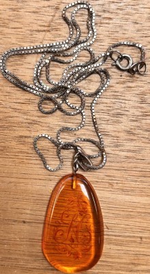Auktion 369<br>Halskette mit Anhänger, brauner Stein mit Ziermonogramm, Silber-925− [1]