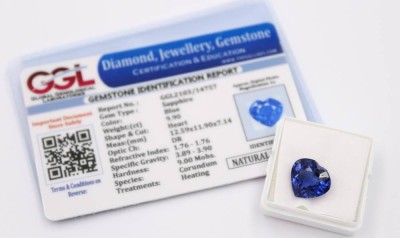 Auktion 369<br>blauer Saphir, herzförmig, anbei Zertifikat [1]