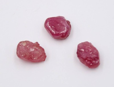 Auktion 369<br>3x unbearbeitete Rubine, zus. ca. 29ct [1]