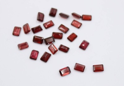 Auktion 369<br>Konvolut Granate, zus. ca. 17,1ct, Kissenschliff [1]