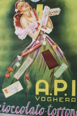 Auktion 369<br>Vintage-Werbeplakat aus dem Jahr 1955 für die italienische Süßwarenmarke A.P.I. Voghera, Blatt mit kleinen  Läsuren, ungerahmt,. ca. 48 x 54 cm [1]