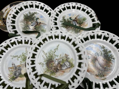 Auktion 369<br>5 Kuchen-1 Gebäckteller mit Durchbruchrand und  Stoffband, 15 und 21 cm [1]