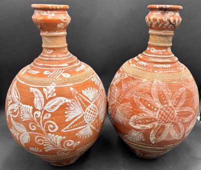 Auktion 369<br>2x grosse Keramik-Gefässe/Flaschen, handbemalt, wohl Mexico, 1x Hals geklebt, H-43 cm, D-25 cm [1]