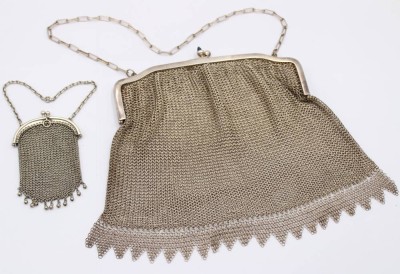 Auktion 369<br>gr. u. kl. Kettentaschen, versilbert, größere beschädigt, ca. H-17cm u. H-8cm [1]