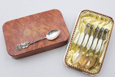 Auktion 369<br>6x Mokkalöffel, Antiko -800-, Rosenmuster, 49,2gr., L-10cm [1]