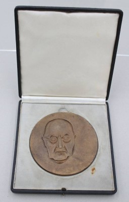 Auktion 369<br>Gedenkmedaille aus Bronze, die Wilhelm Hesse am 15. Oktober 1952 für sein 60-jähriges Wirken für das Unternehmen Basse & Selve in Altena, in Kasten, D-11,5cm [1]