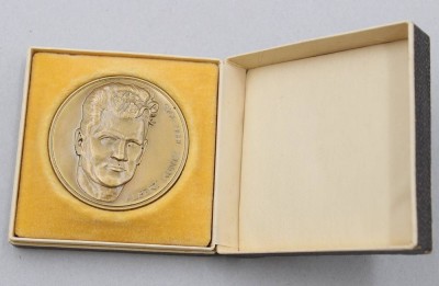 Auktion 369<br>Medaille, DKP Albert Kuntz, in Schachtel, D-6cm [1]