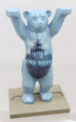 Auktion 369<br>Berlin Bär, Buddy Bär Berlin, Kunstmasse, ca. H-24cm [1]