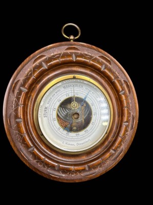 Auktion 369<br>Wandbarometer in beschnitzten runden Holzgehäuse J.Kieven, Ddf., D-18 cm, verso dat. 1910 [1]