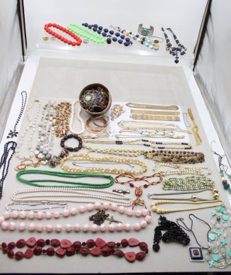 Auktion 369<br>gr. Konvolut div. Stein-u. Modeschmuck, 2,5kg. [1]