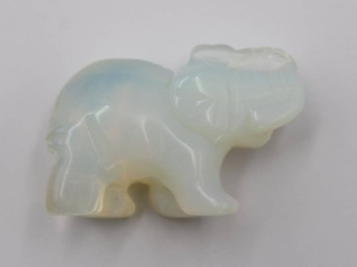 Auktion 369<br>kleine Elefantenfigur, Opalit, ca. H-3,3cm [1]