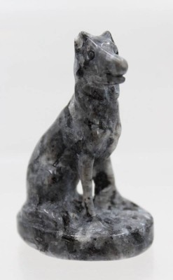 Auktion 369<br>Steinskulptur, Wolf, Labradorit?, ca. H-6cm [1]