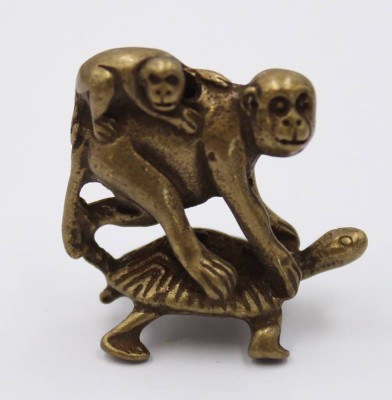 Auktion 369<br>kl. Messing-Skulptur, Affe auf Schildkröte, China, ca. H-2cm [1]