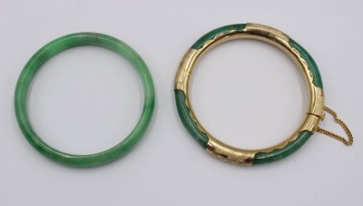 Auktion 369<br>2x Jade-Armreife, 1x vergoldete Monturen, je ca. D-6cm [1]