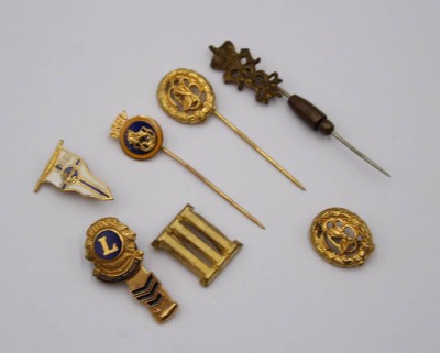 Auktion 369<br>kl. Konvolut div. Nadeln/Kleinabzeichen [1]
