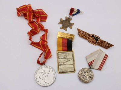 Auktion 369<br>Konvolut Abzeichen, DDR/BRD [1]