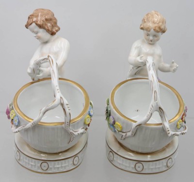 Auktion 369<br>Paar grosse Salieren mit Kinderfiguren, 