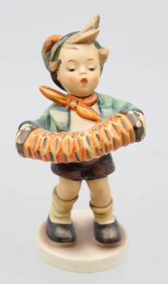 Auktion 369<br>Hummel Junge mit Ziehharmonika, H-15 cm [1]