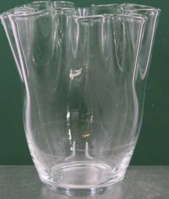 Auktion 369<br>gr. Glasvase mit geschweiften Rand, H-23 cm, D-21 cm [1]