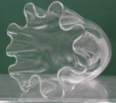 Auktion 369<br>gr. Glasvase mit geschweiften Rand, H-19 cm, D-20 cm [1]