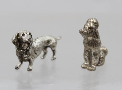 Auktion 369<br>2 kl. Hundefiguren, silberfarben, ca. H-3,5cm [1]