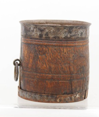 Auktion 369<br>Getreidemaß, wohl Indien, Himachal, 18. Jhd. ca. H-15cm D-14cm [1]