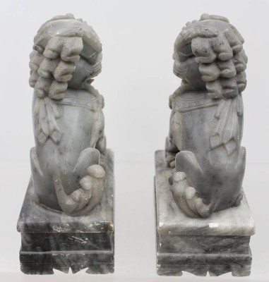 Auktion 369<br>Paar Fu-Hunde aus Speckstein, kl. Abplatzer, H-18 cm [1]