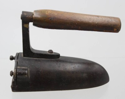 Auktion 369<br>altes Bügeleisen mit Einsatz, ca. H-14cm L-18,5cm [1]
