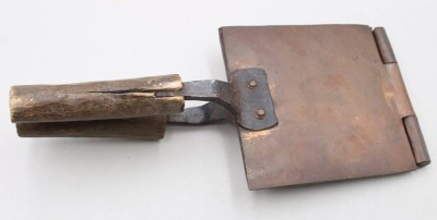 Auktion 369<br>antikes wohl belgisches Galetteneisen, gemarkt 