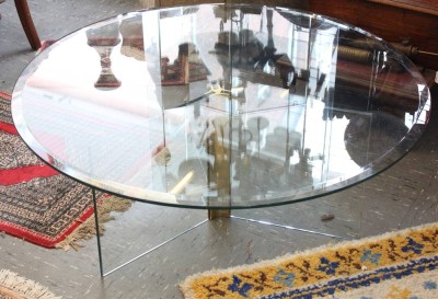 Auktion 369<br>gr. runder Glas.Couxhtisch im Stil von Jaques Durmont, wohl 70er Jahre, Stand 1x geklebt, ca. H-40cm D-120cm [1]