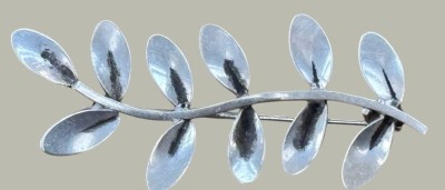 Auktion 369<br>Silber-800- Nadel, Zweig mit Blättern, L-5 cm [1]