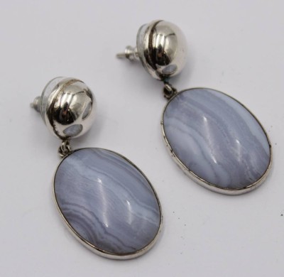 Auktion 369<br>Paar gr.  Ohrstecker, Chalcedon, Silberfassung geprüft, wohl Perre Lang, ca. L-4cm, 13 gr. [1]